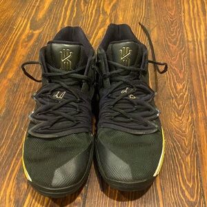 Men’s Nike Kyries size 7